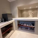Sea Point Flat - 130M2 In Basement With Patio