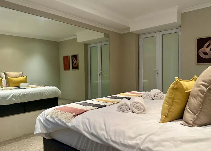 Sea Point Flat - 130M2 In Basement With Patio