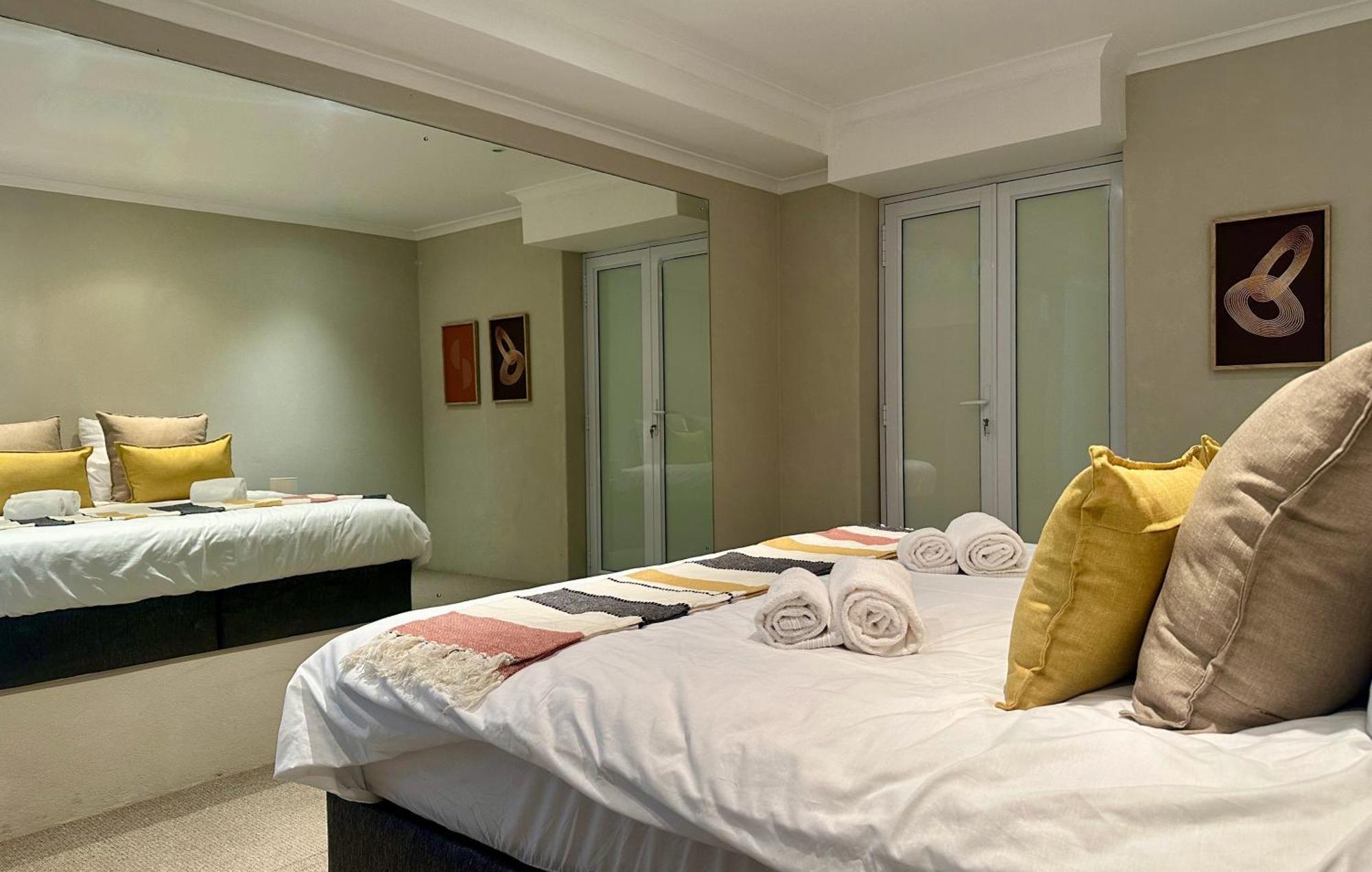 Apartment Sea Point Flat - 130m2 In Basement With Patio Cape Town