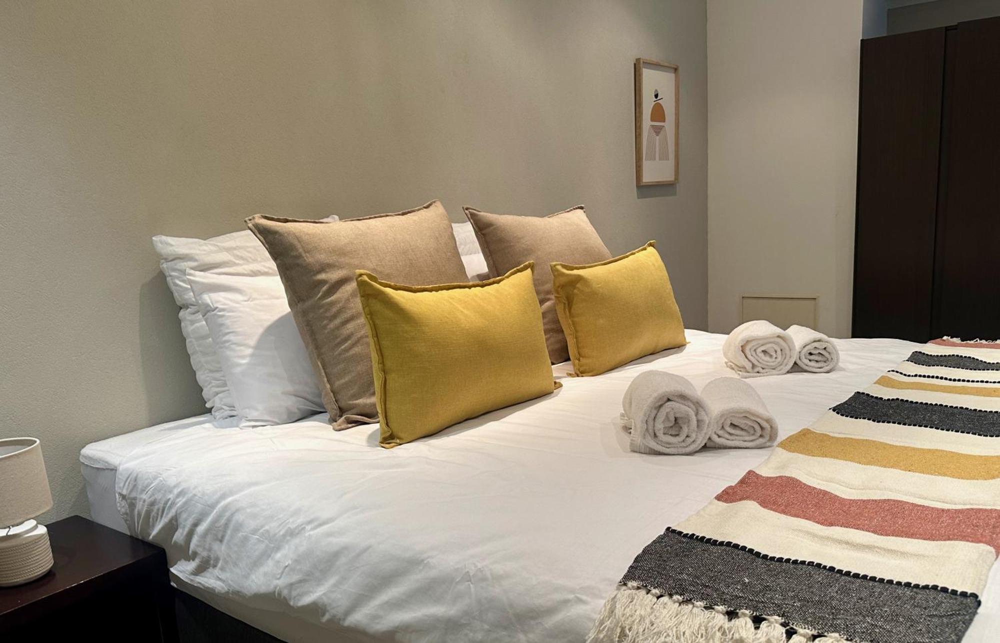Sea Point Flat - 130m2 In Basement With Patio