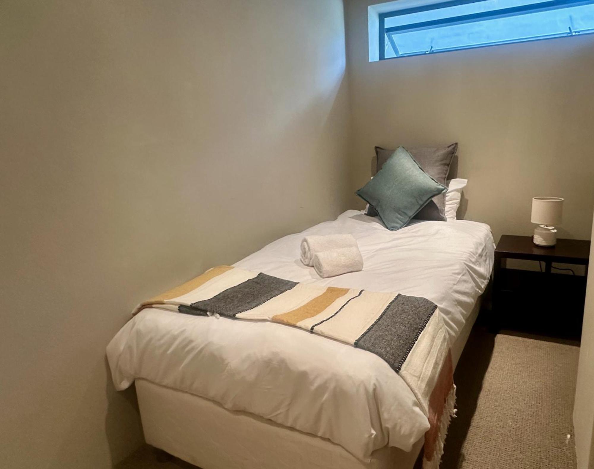 Sea Point Flat - 130m2 In Basement With Patio Apartment