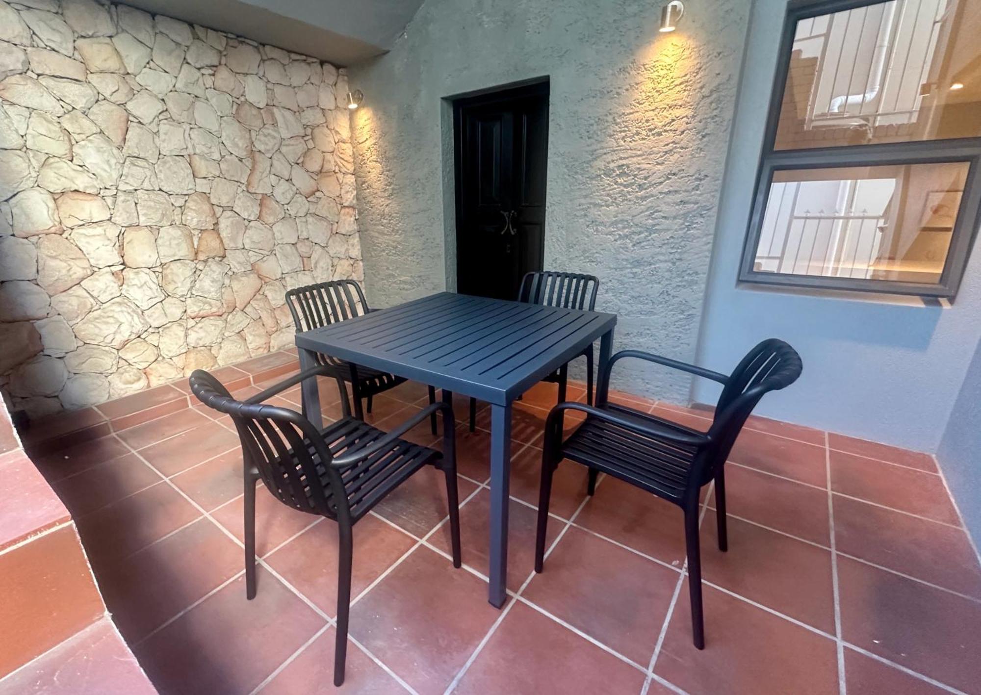 Sea Point Flat - 130m2 In Basement With Patio *