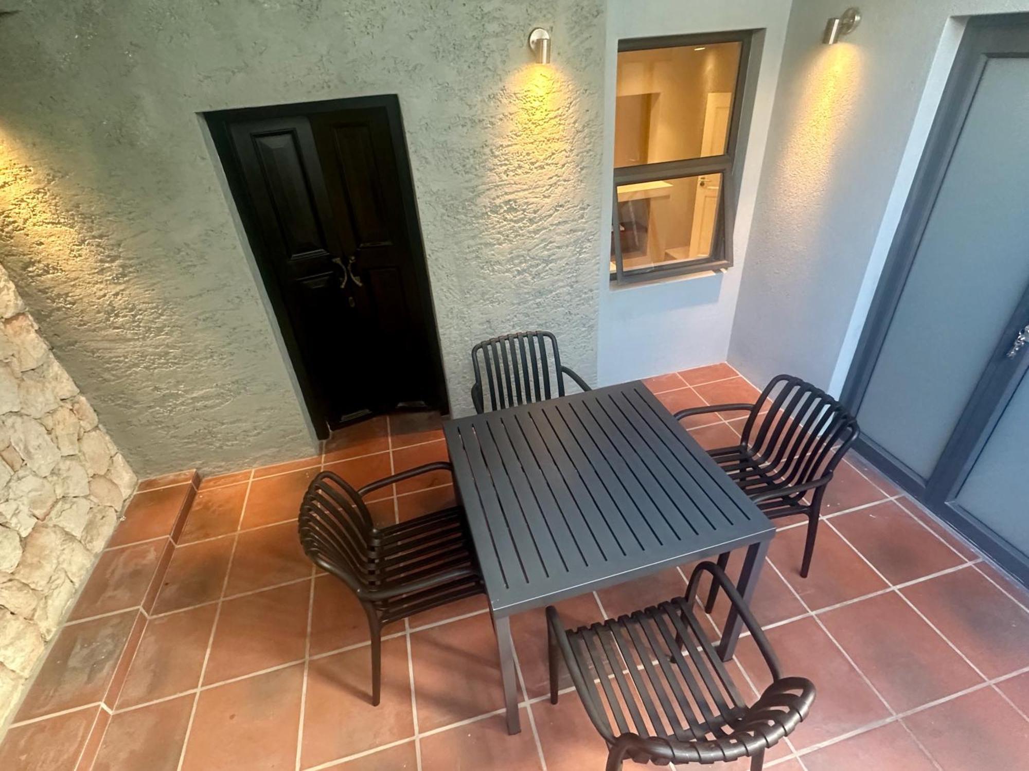 Sea Point Flat - 130m2 In Basement With Patio Apartment Cape Town