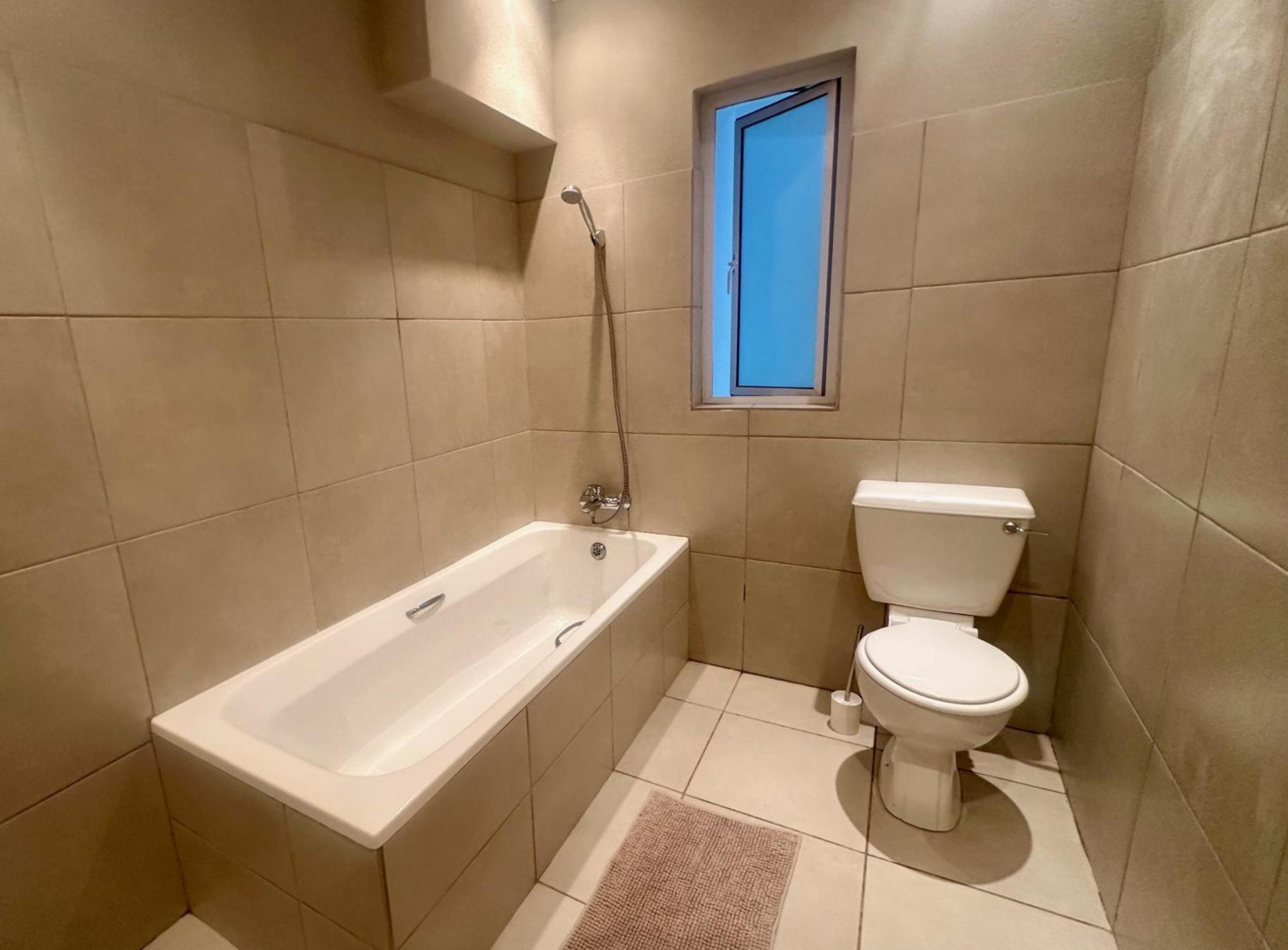 Sea Point Flat - 130m2 In Basement With Patio * Cape Town