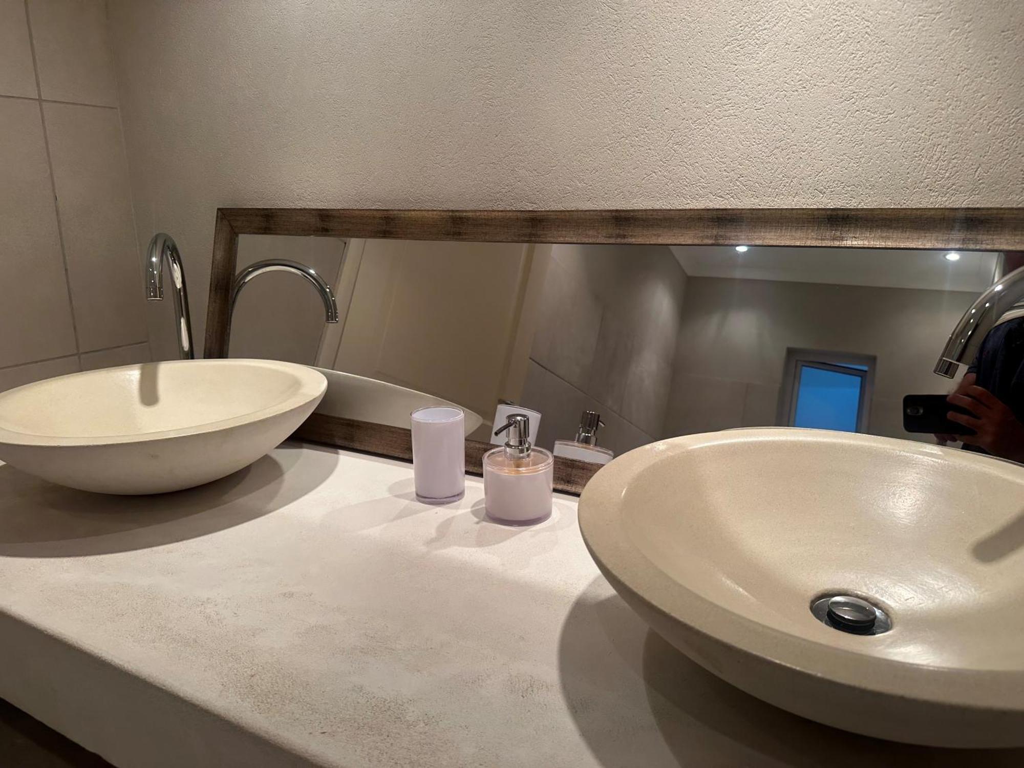 Sea Point Flat - 130m2 In Basement With Patio *