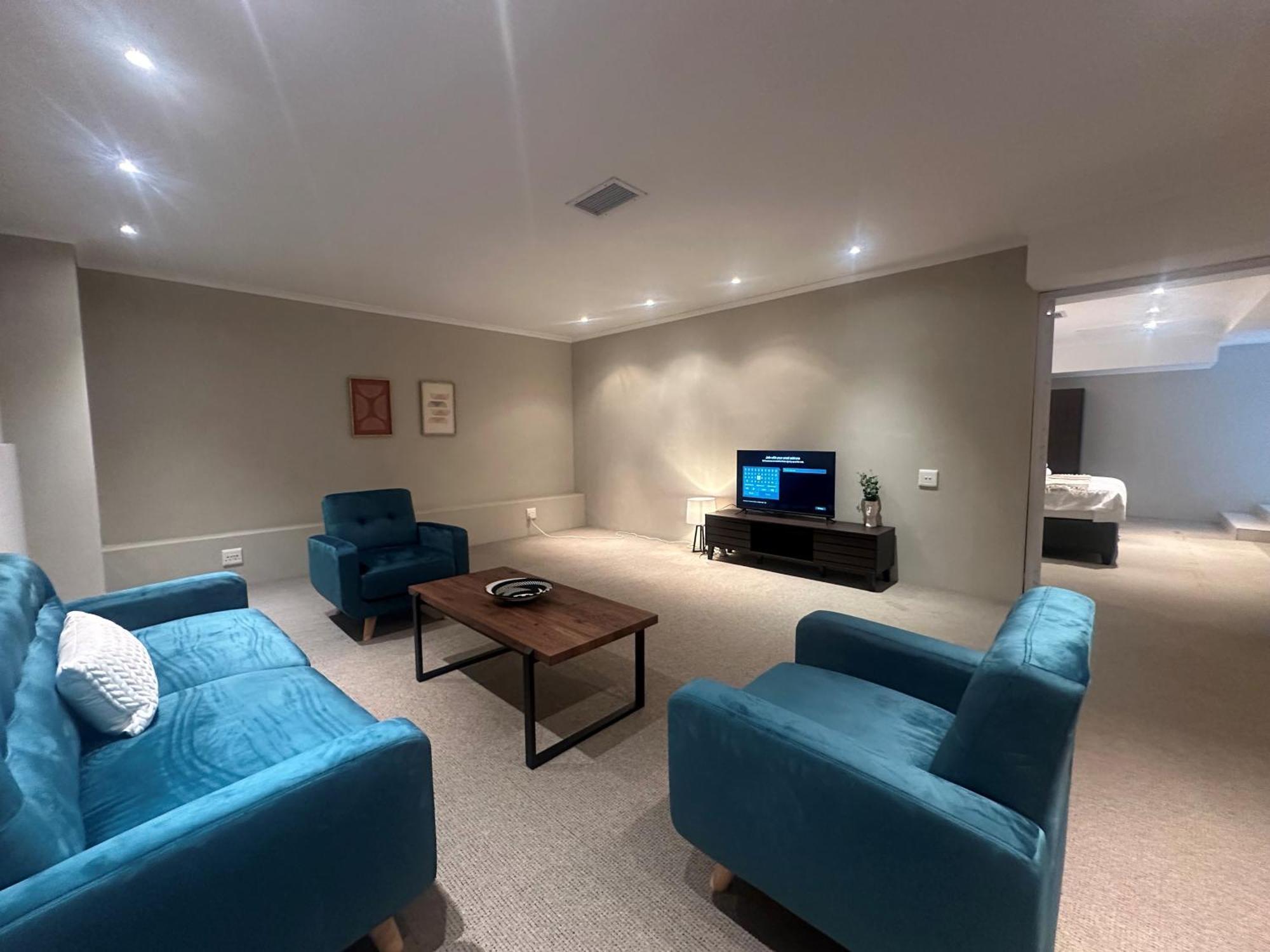 Sea Point Flat - 130m2 In Basement With Patio *